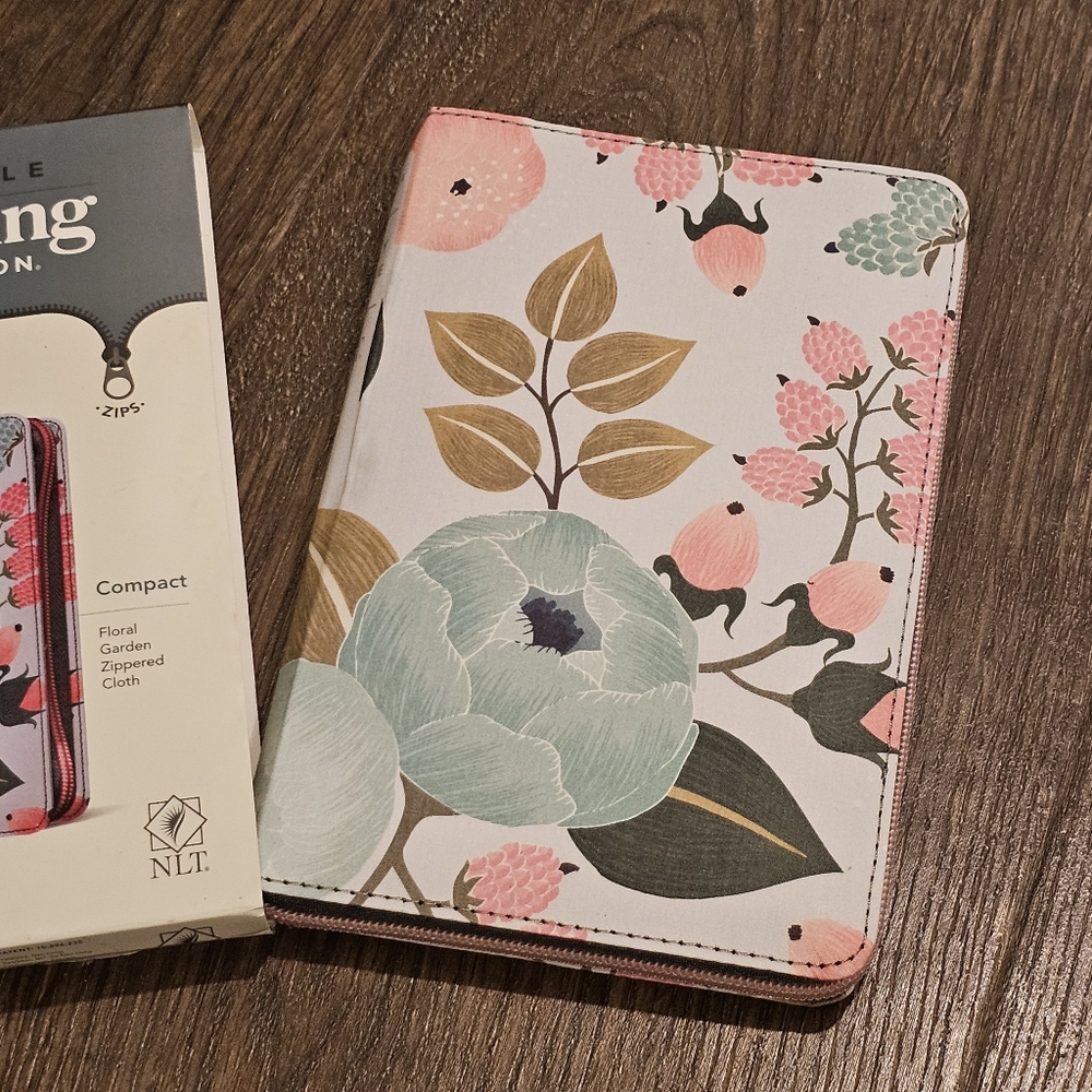 NEW - NLT compact zipper Bible floral print